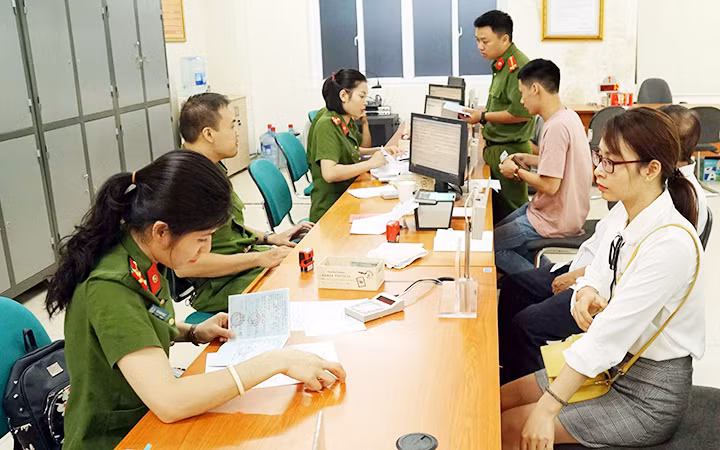Thu nhận thông tin sinh trắc học mống mắt khi làm thẻ căn cước từ ngày 1/7 -0