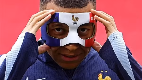 Kylian Mbappe tái xuất trên sân tập với mặt nạ siêu ngầu
