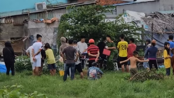 Đuổi bắt chim sáo, rùng mình đụng thi thể người đàn ông treo cổ