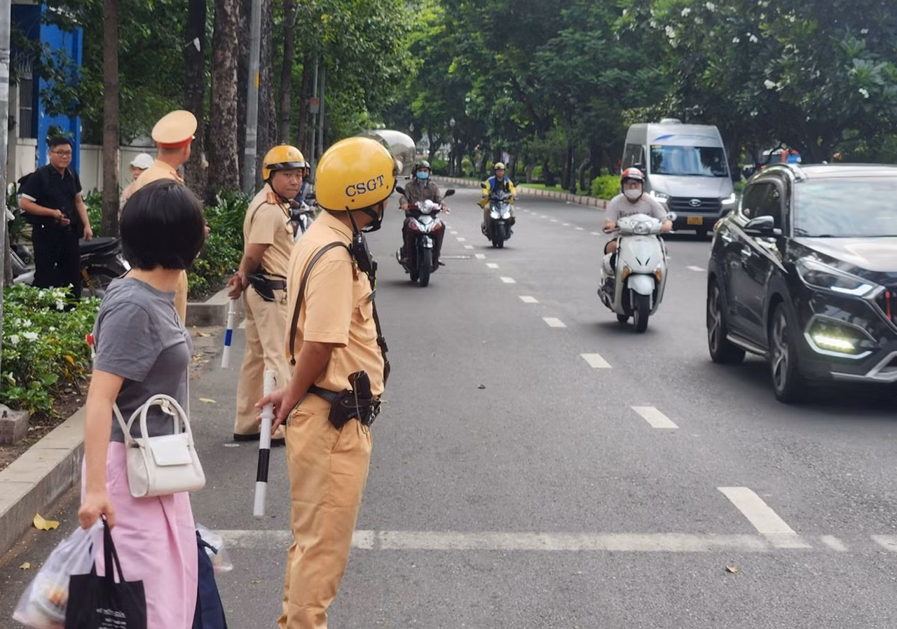 Nhiều thí sinh được lực lượng Công an hỗ trợ đưa tới điểm thi kịp thời -0