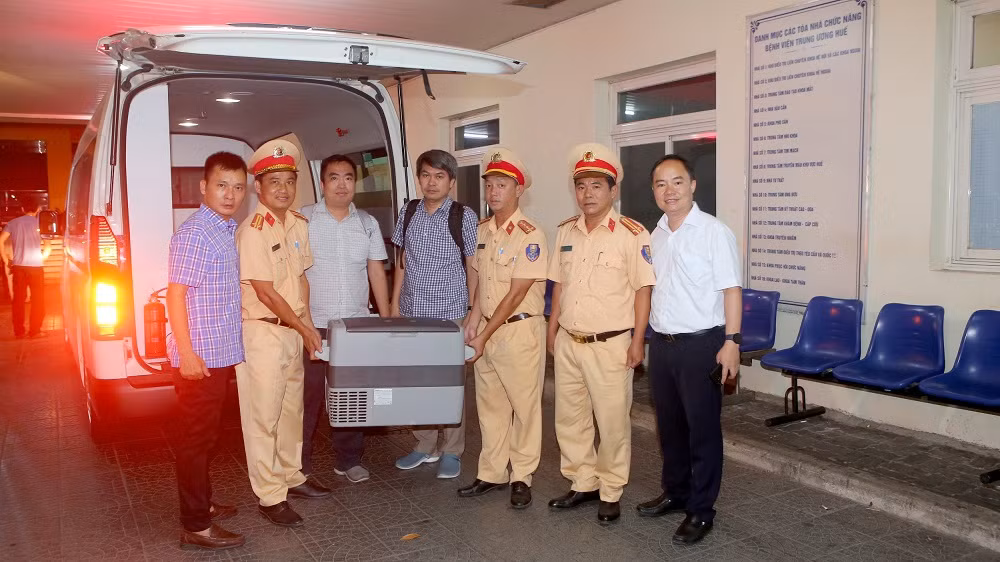 CSGT kịp thời hỗ trợ chuyển tạng trong đêm để ghép thận cho 2 người bệnh -0