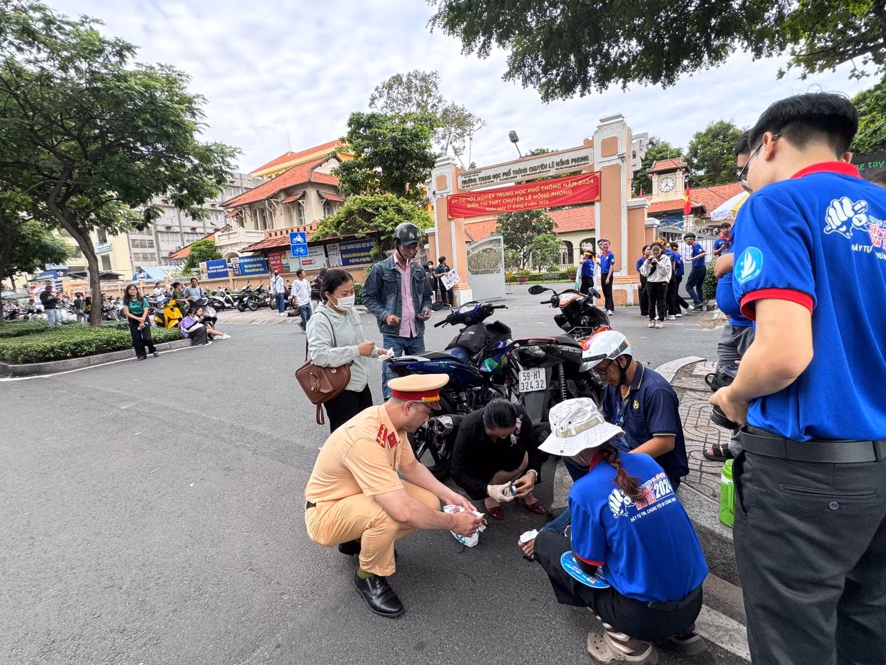 Nhiều thí sinh được lực lượng Công an hỗ trợ đưa tới điểm thi kịp thời -0