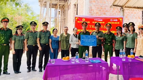 Trao kinh phí hỗ trợ xây nhà ở cho 2 cán bộ Công an Quảng Bình