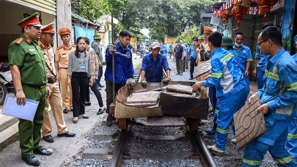 Ra quân chấn chỉnh an toàn "phố đường tàu" ở Hà Nội