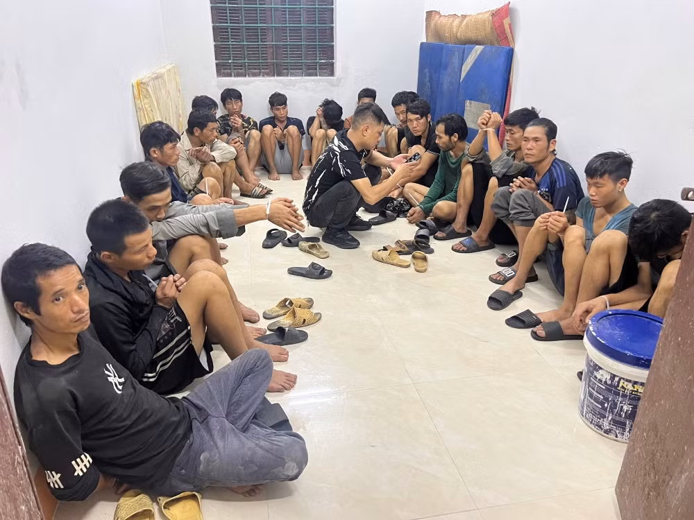 Phát hiện 19 đối tượng dương tính với ma tuý trên một xe ô tô -0