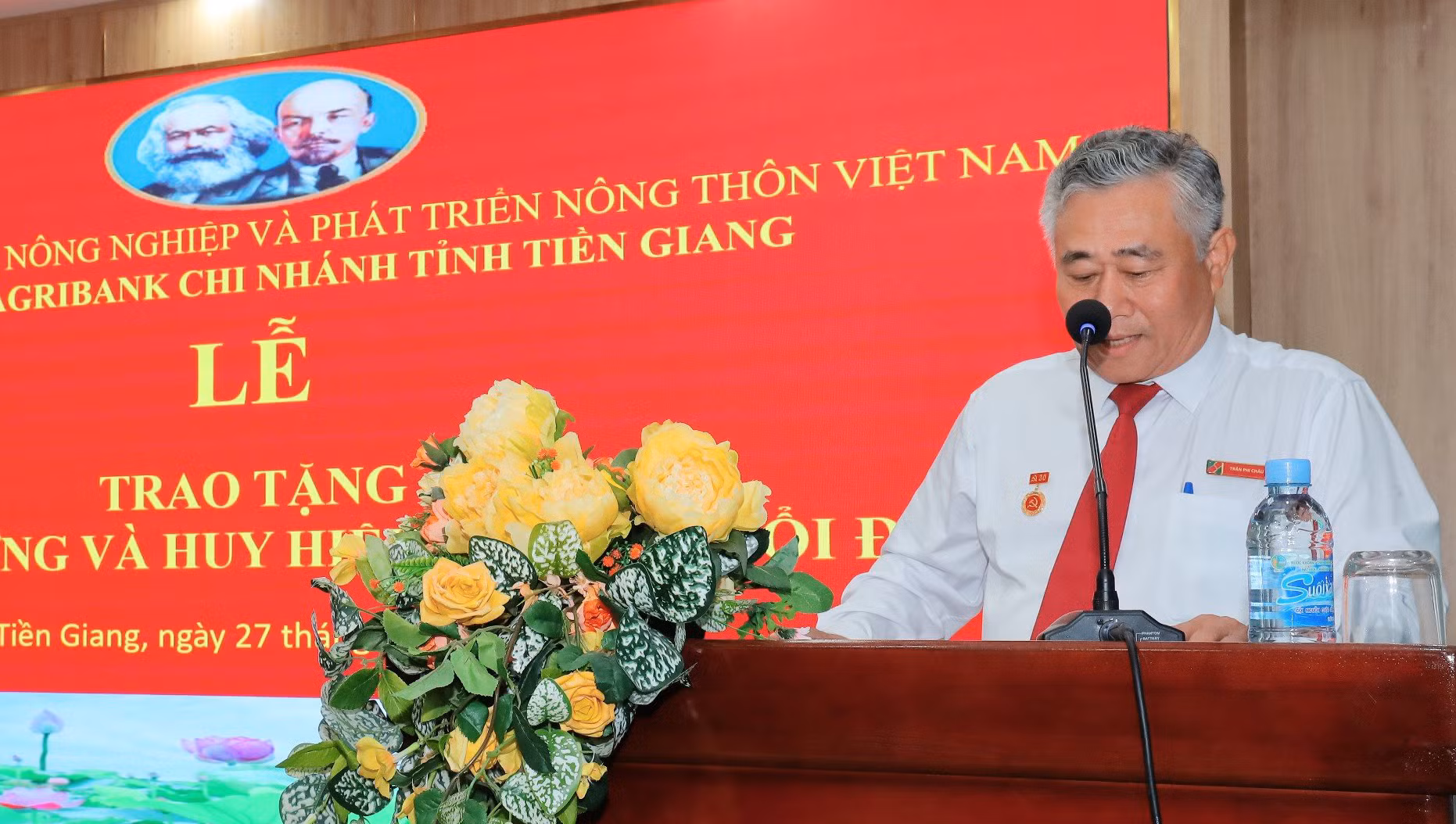 Trao tặng Huy hiệu 30 năm tuổi Đảng cho 5 đảng viên thuộc Đảng bộ Agribank Tiền Giang -0