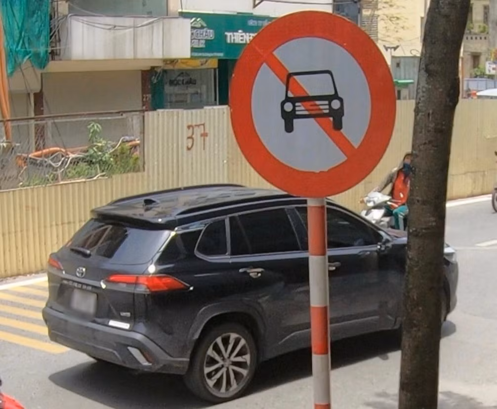Người dân hỗ trợ CSGT chặn dừng ô tô đi vào đường cấm rồi bỏ chạy -0