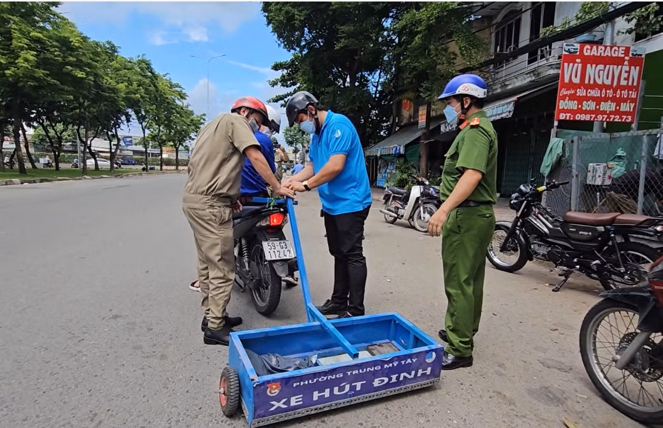 Tái xuất hiện “đinh tặc” trên quốc lộ 1 khiến người đi đường lo lắng -4