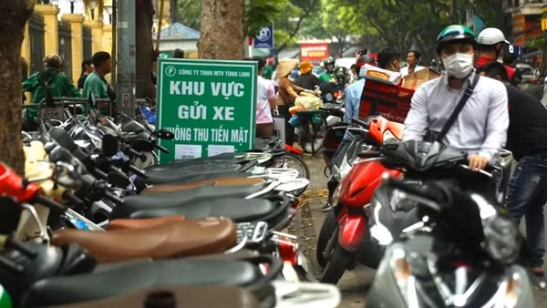 Còn vướng mắc, bất cập trong thí điểm trông giữ xe không dùng tiền mặt