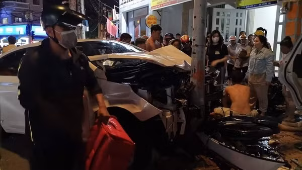 Nữ tài xế say xỉn lái ô tô tông hàng loạt xe máy, 6 người thương vong