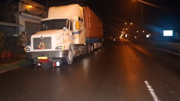 Tạm giữ tài xế lùi xe không đúng quy định khiến nữ sinh tử vong
