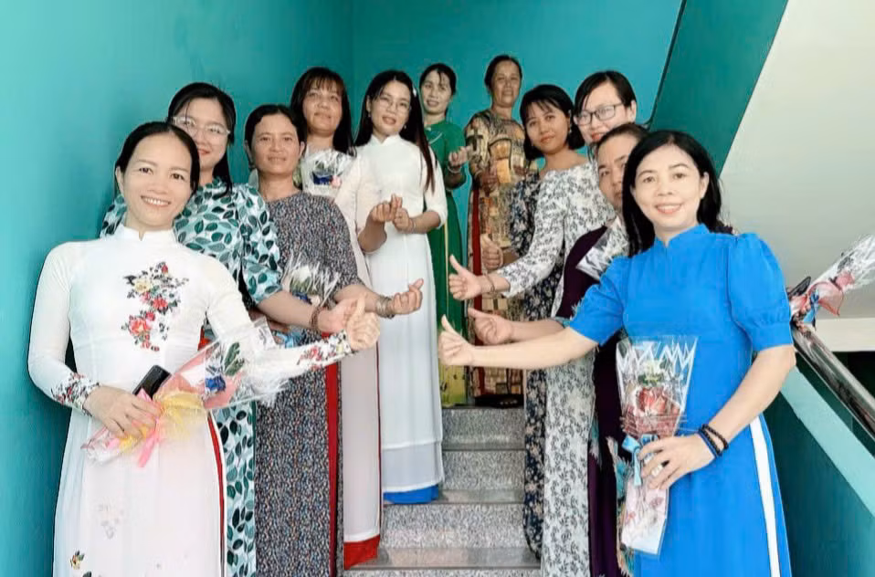 Nữ giáo viên Tiểu học duy nhất cả nước được phong tặng danh hiệu Nhà giáo Nhân dân -0