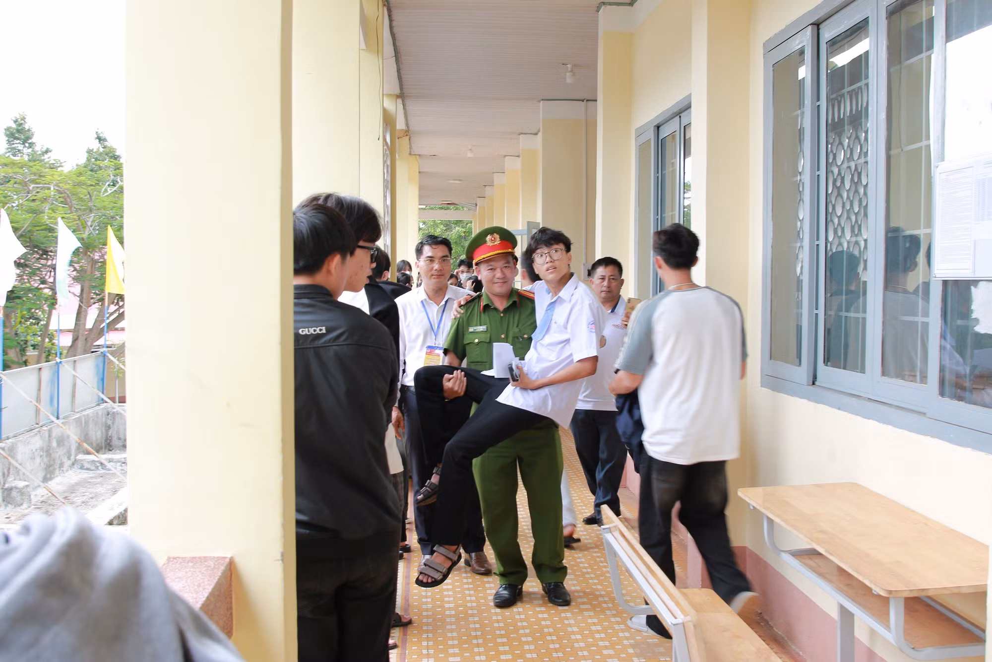 Chiến sĩ Công an cõng thí sinh đến phòng thi -0