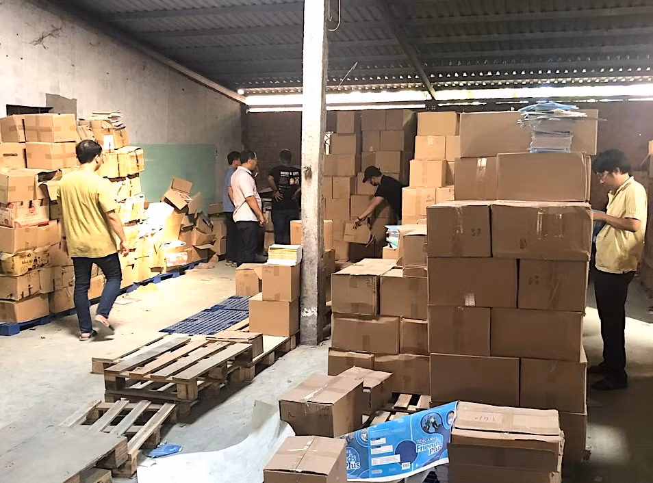 Triệt phá đường dây sản xuất, buôn bán hơn 4 triệu bản sách giáo khoa giả -1