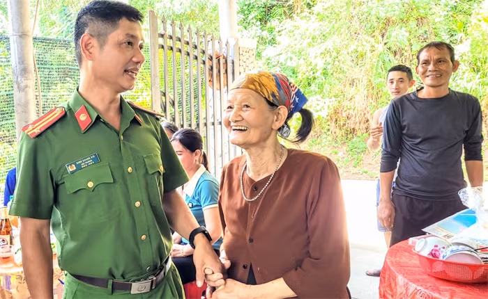Công an giúp người phụ nữ tìm lại quê quán của chồng sau hơn nửa thế kỷ -0