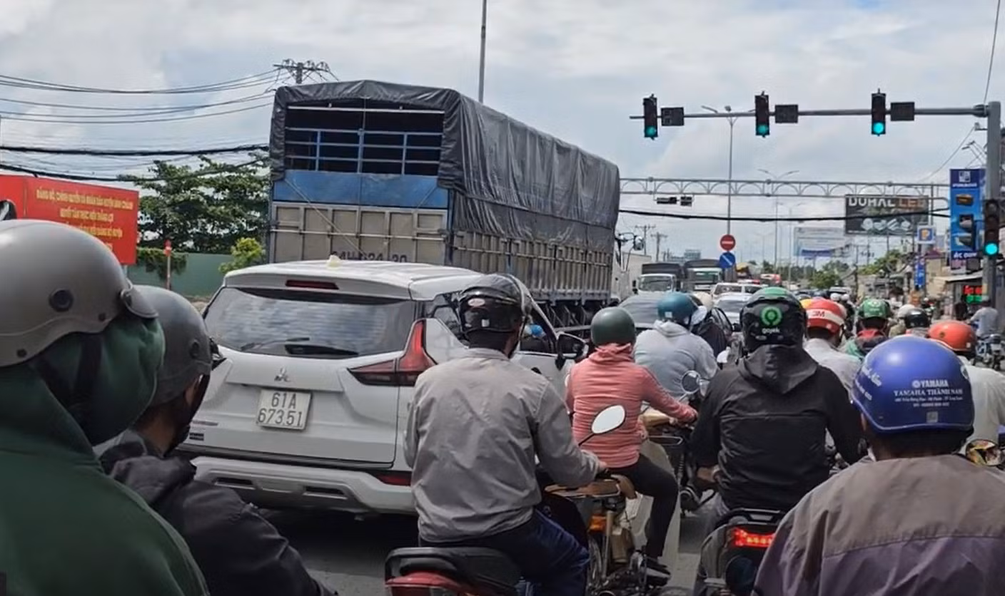 Thắng gấp tránh xe đạp, người điều khiển xe máy bị xe khách cán tử vong -0