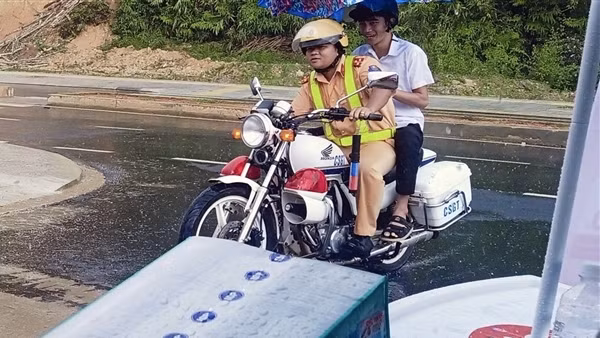 CSGT dùng mô tô đặc chủng đưa thí sinh đến điểm thi đúng giờ