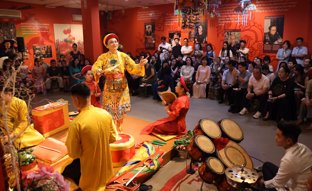 nghệ nhân nguyễn đức hiển thực hành diễn xướng hầu đồng tại chương trình.jpg -1
