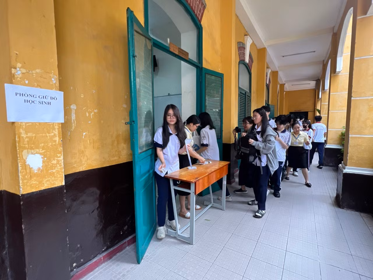 Nhiều thí sinh được lực lượng Công an hỗ trợ đưa tới điểm thi kịp thời -0