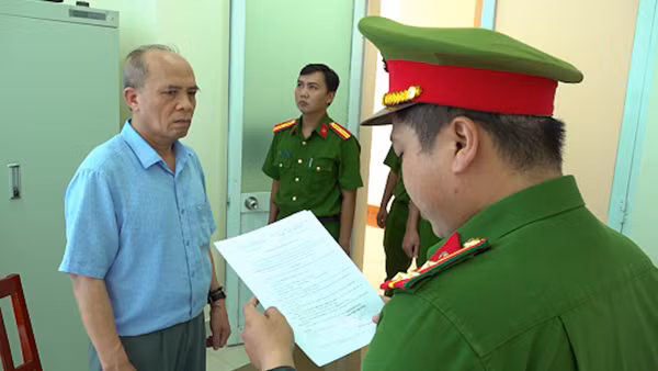 “Nổ"quen cán bộ Trung ương để nhận hơn 17 tỉ đồng chạy cấp phép mỏ cát