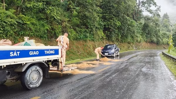 CSGT xử lý vết dầu loang trên đường giúp dân đi lại an toàn