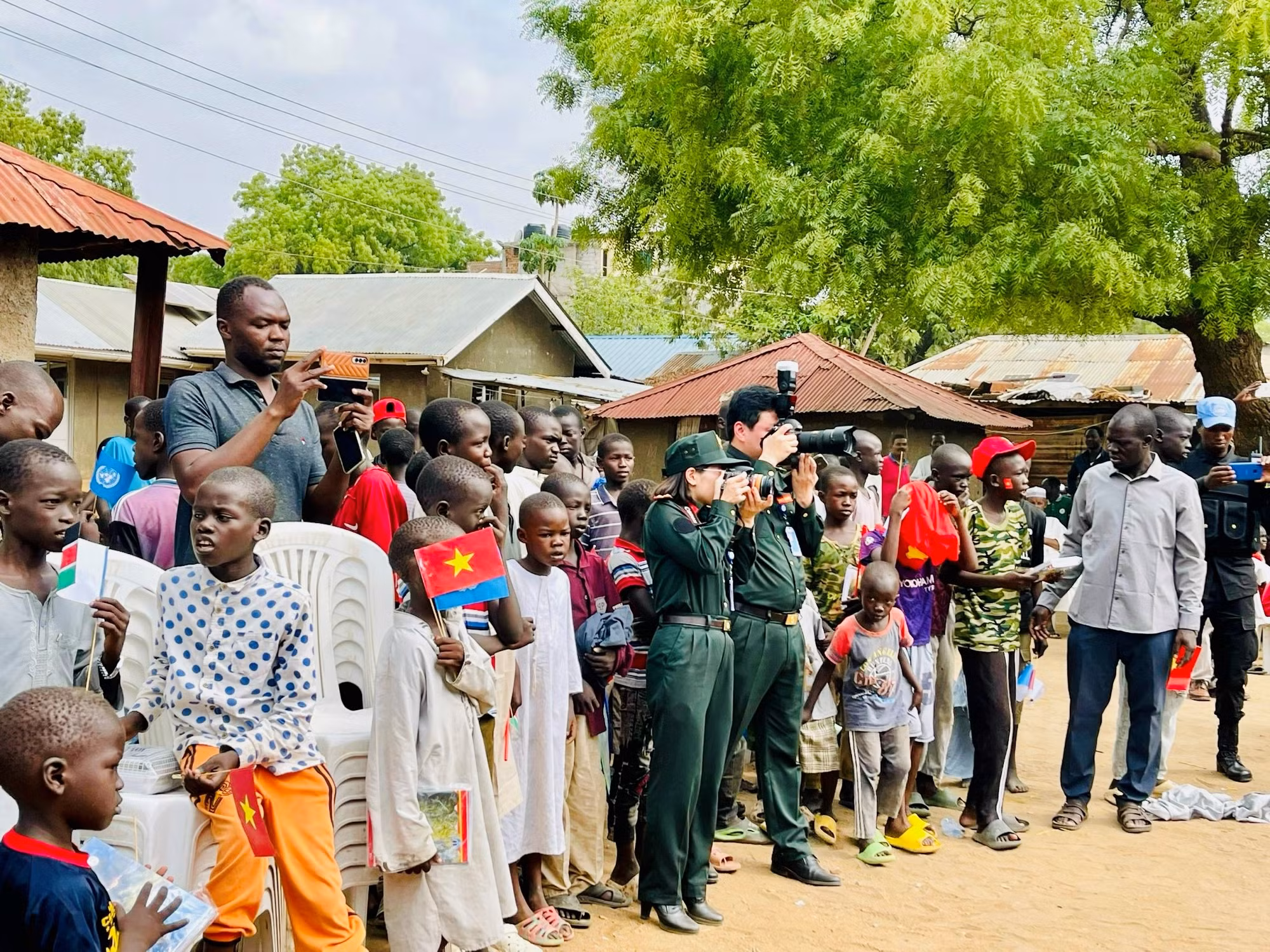 Những nhà báo Công an Việt Nam tác nghiệp ở “điểm nóng” Nam Sudan_SoDACBIET _T28 -0