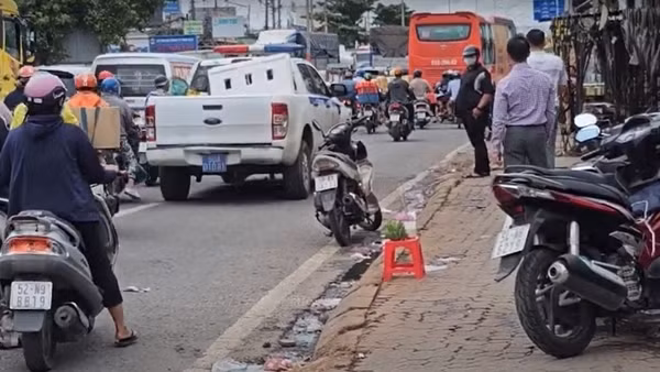 Thắng gấp tránh xe đạp, người điều khiển xe máy bị xe khách cán tử vong