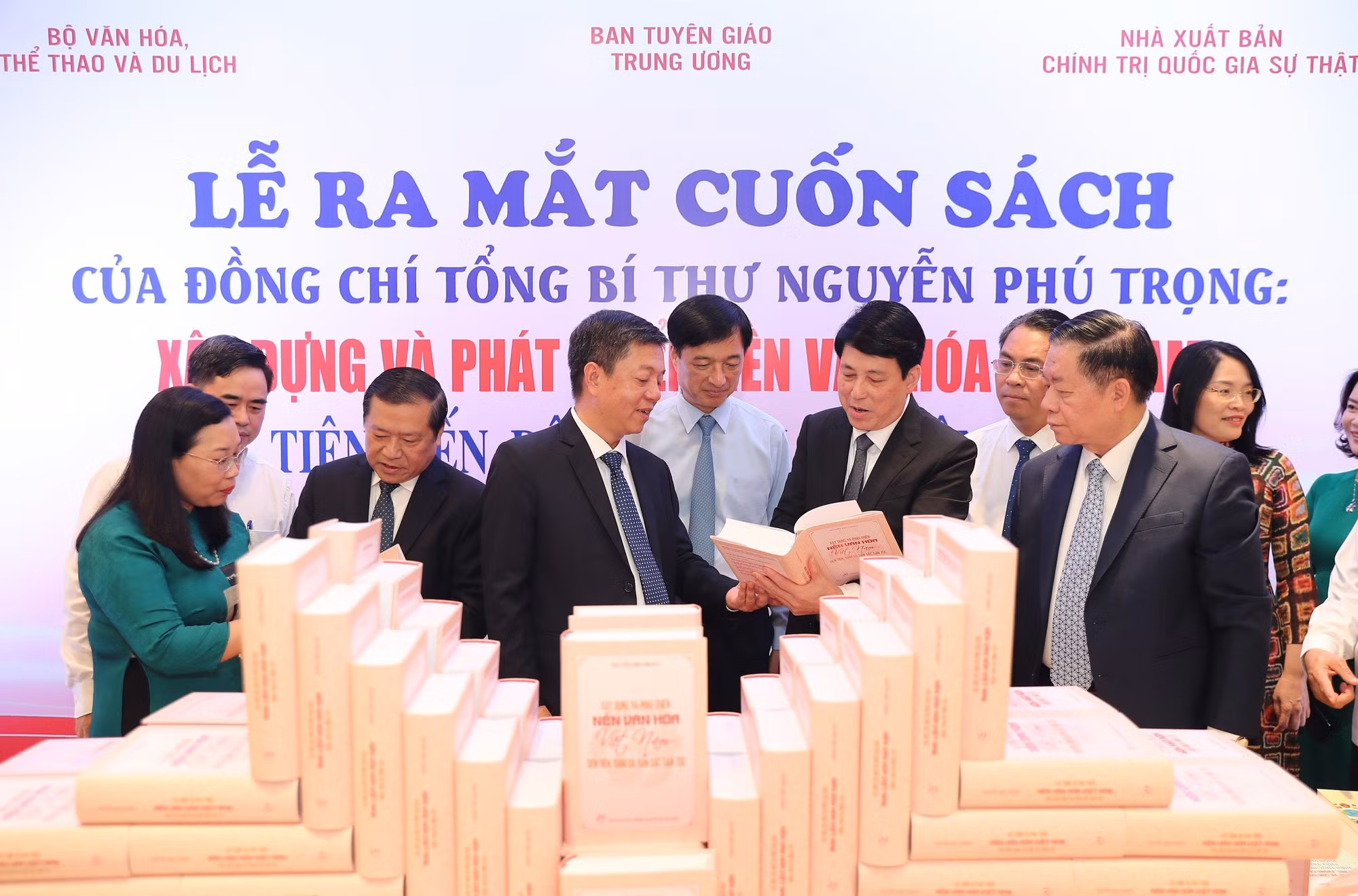 Ra mắt cuốn sách “Xây dựng và phát triển nền văn hóa Việt Nam tiên tiến, đậm đà bản sắc dân tộc” của Tổng Bí thư Nguyễn Phú Trọng -0