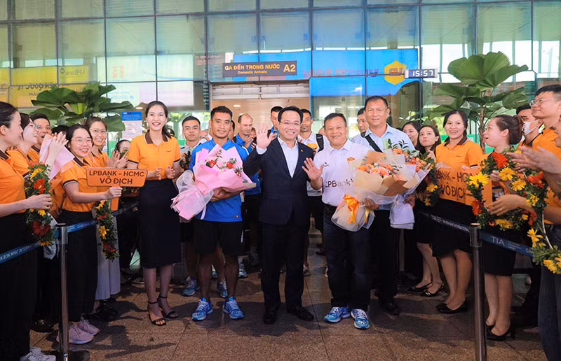Cổ động viên vui mừng chào đón Câu lạc bộ bóng đá LPBank - HCMC trở về -0