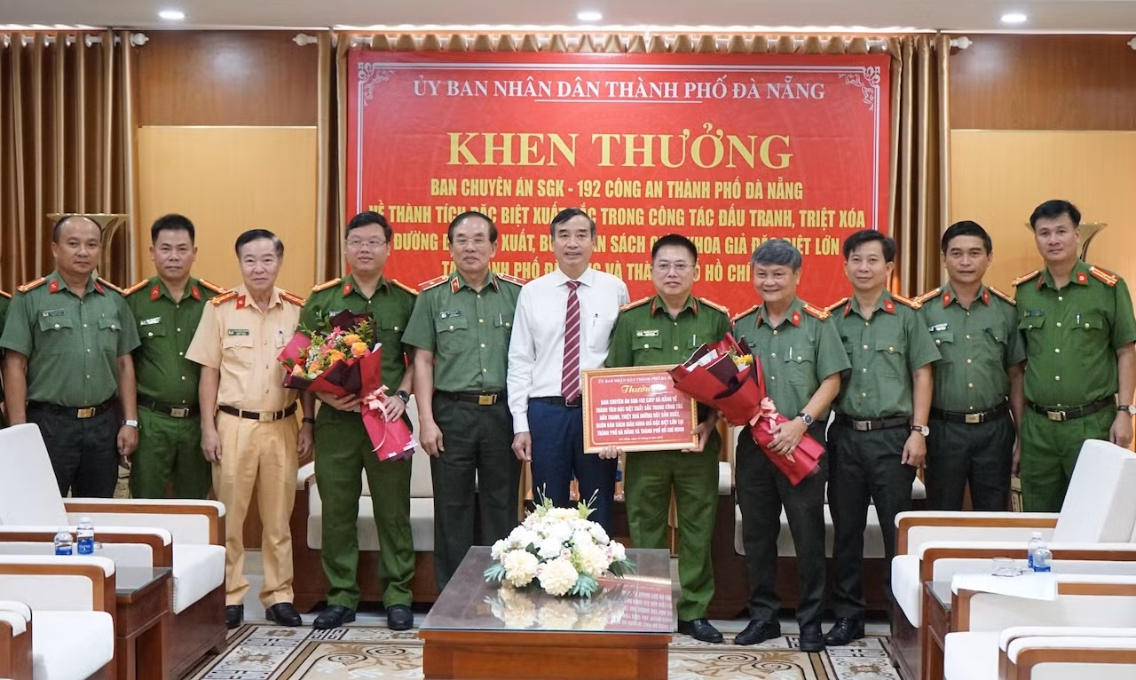 Triệt phá đường dây sản xuất, buôn bán hơn 4 triệu bản sách giáo khoa giả -0