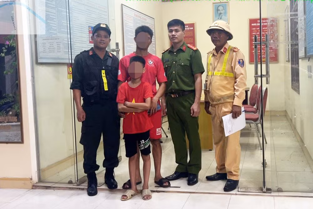 CSGT đưa cháu bé đi lạc trên cao tốc về nhà -0