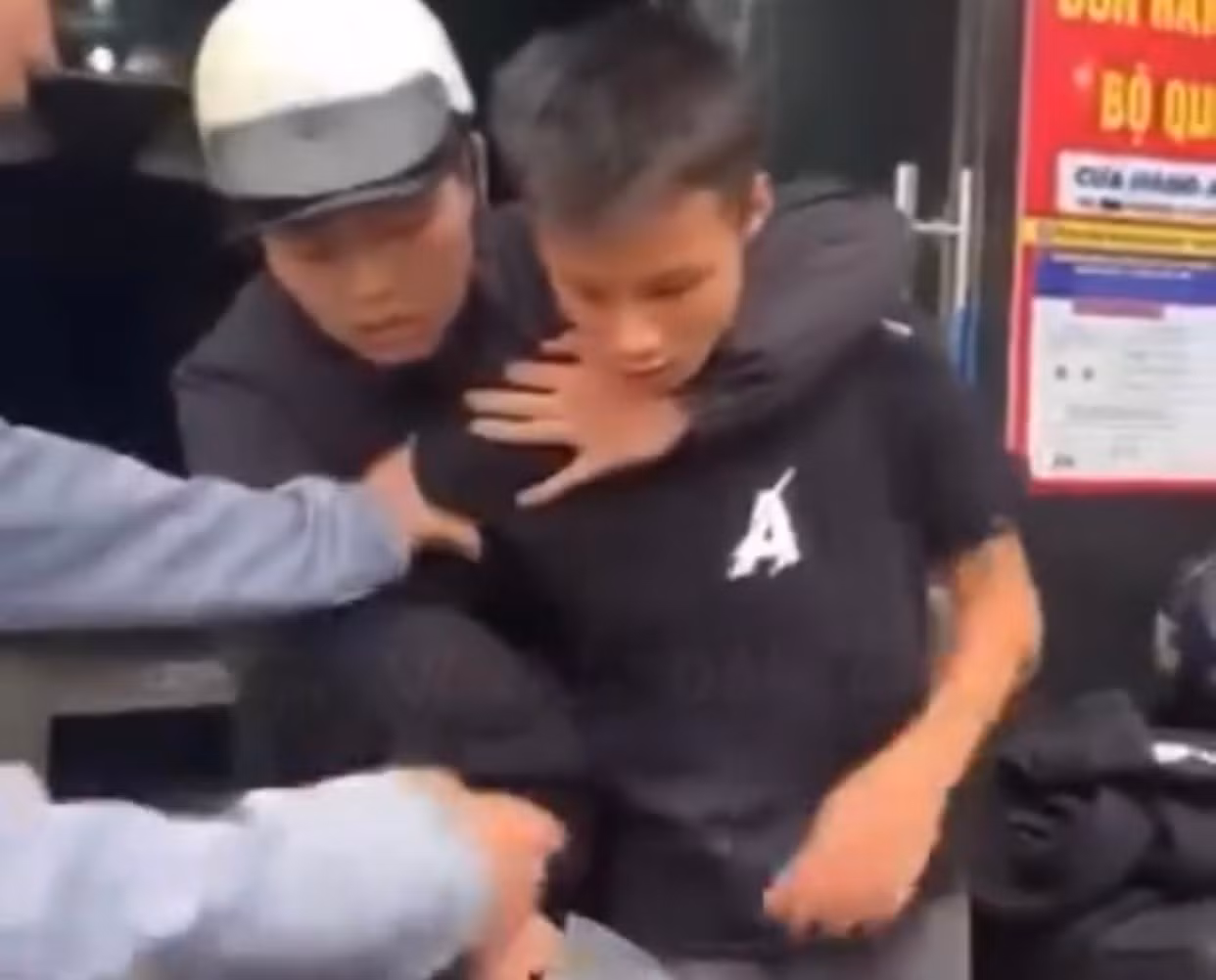Bắt thiếu niên vờ hỏi mua vàng rồi cướp vàng bỏ chạy -0