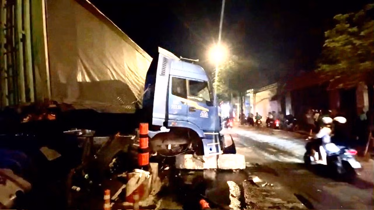 Nhiều người thoát nạn khi xe đầu kéo lao vào dải phân cách -0