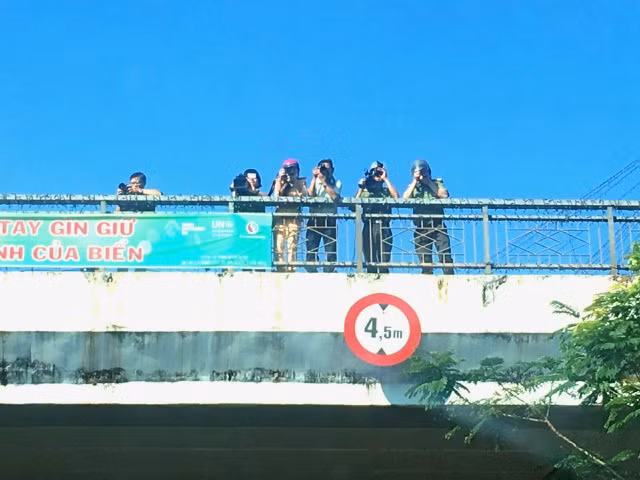 Những “nhà báo không chuyên” ở Tây Nguyên mang sắc phục CAND -0