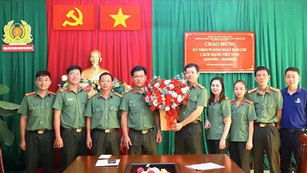 Những “nhà báo không chuyên” ở Tây Nguyên mang sắc phục CAND