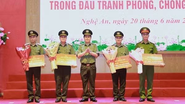 Trao thưởng thành tích đặc biệt xuất sắc trong đấu tranh phòng, chống tội phạm