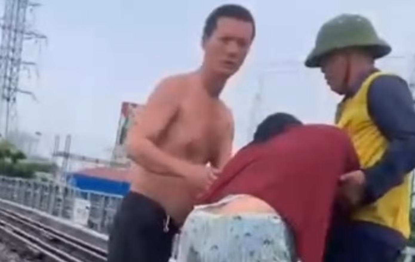 Ngăn kịp thời người phụ nữ có ý định nhảy cầu Bình Lợi -0