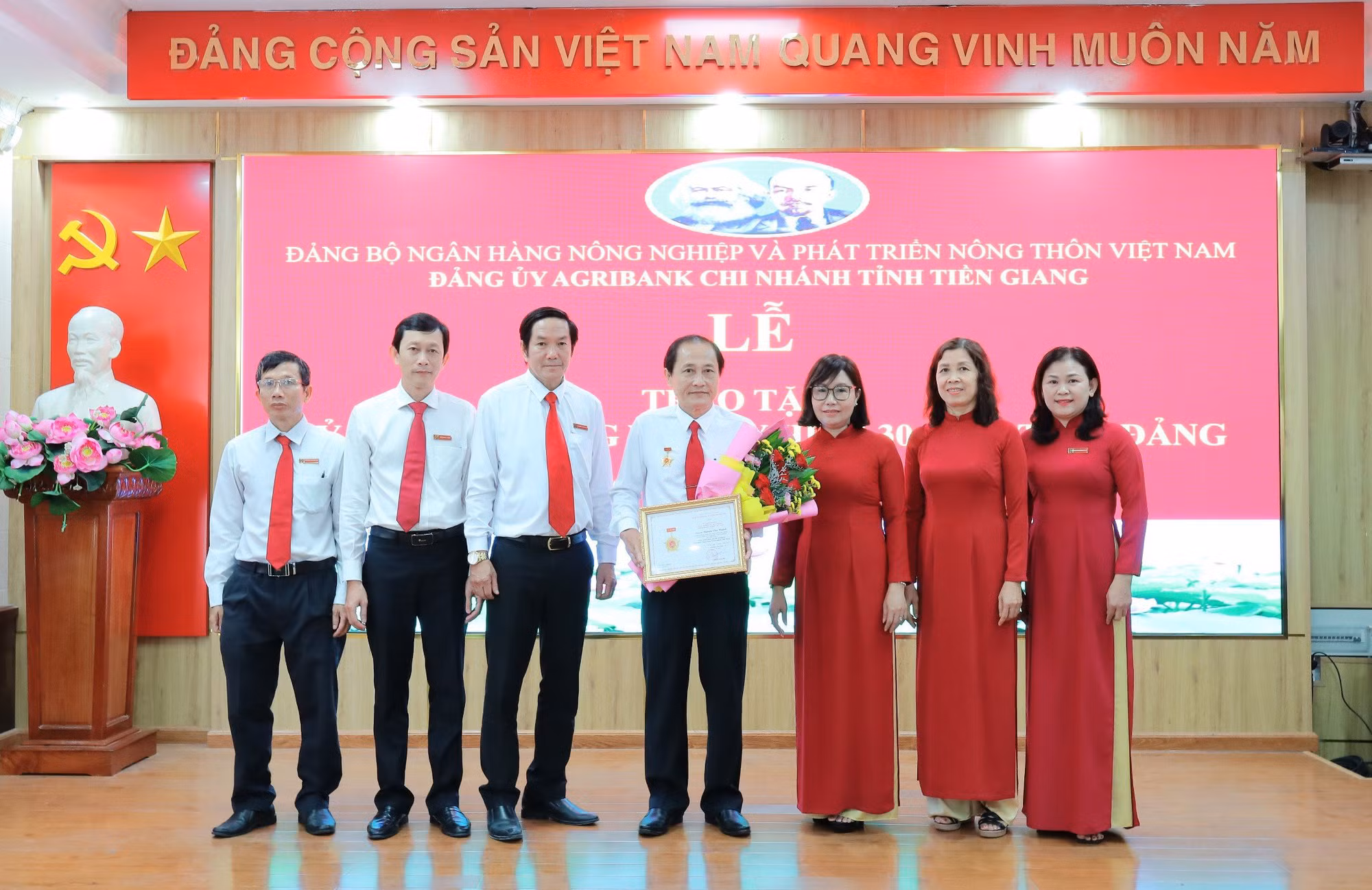 Trao tặng Huy hiệu 30 năm tuổi Đảng cho 5 đảng viên thuộc Đảng bộ Agribank Tiền Giang -0