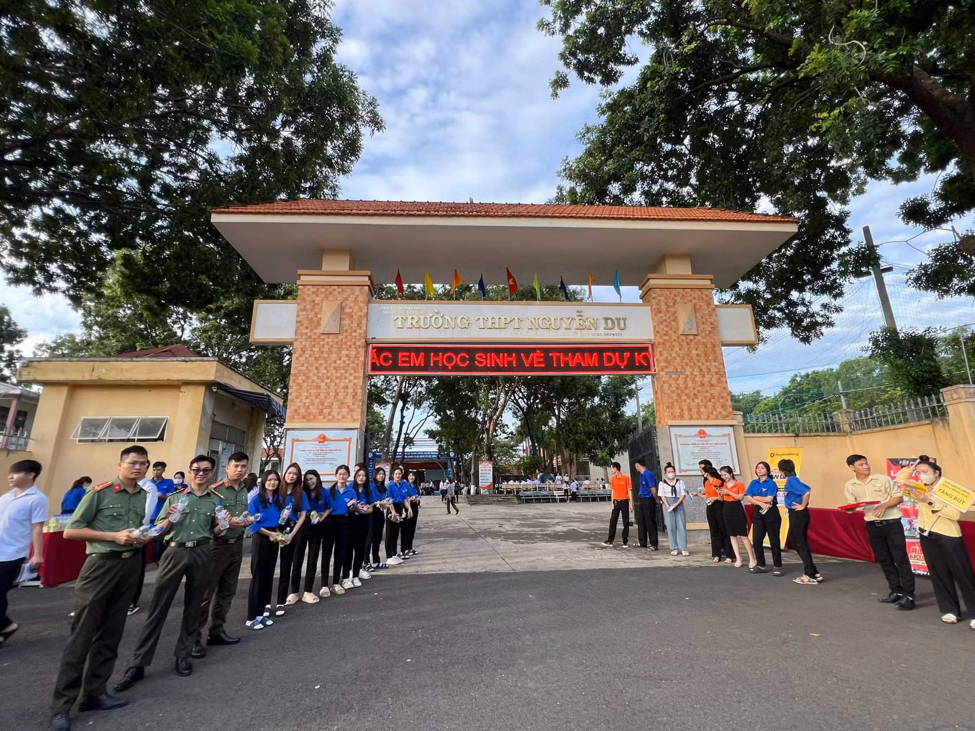 Thí sinh ngủ quên được xe của Công an đến đưa đi thi môn Toán -0
