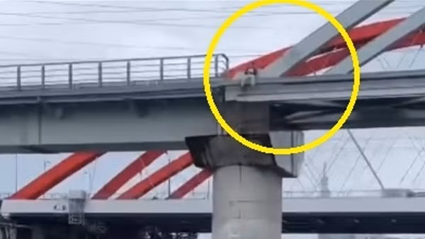 Nam thanh niên khuyên ngăn kịp thời người phụ nữ có ý định nhảy cầu Bình Lợi