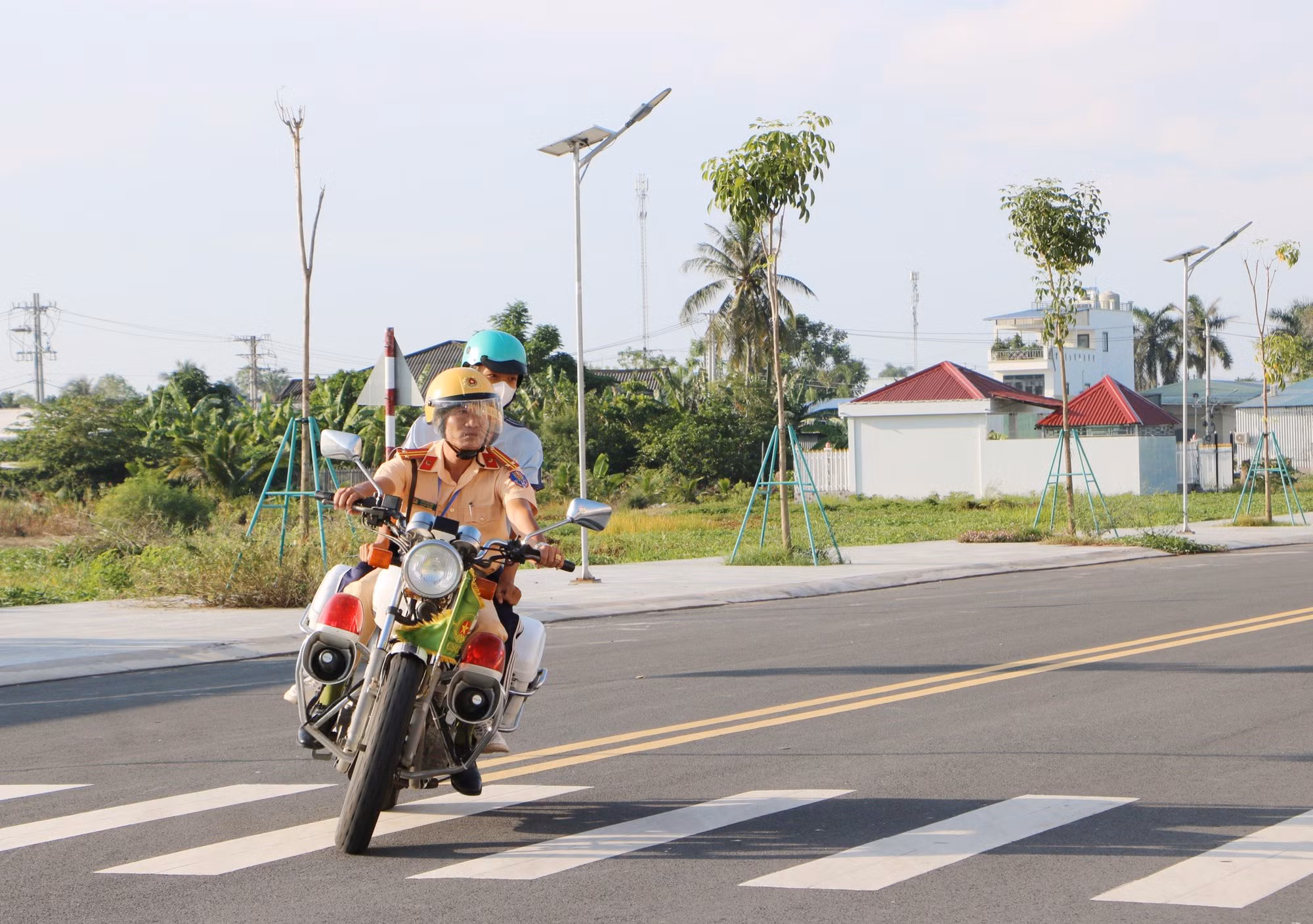 CSGT đưa thí sinh vượt 20km về nhà lấy giấy tờ bỏ quên -0