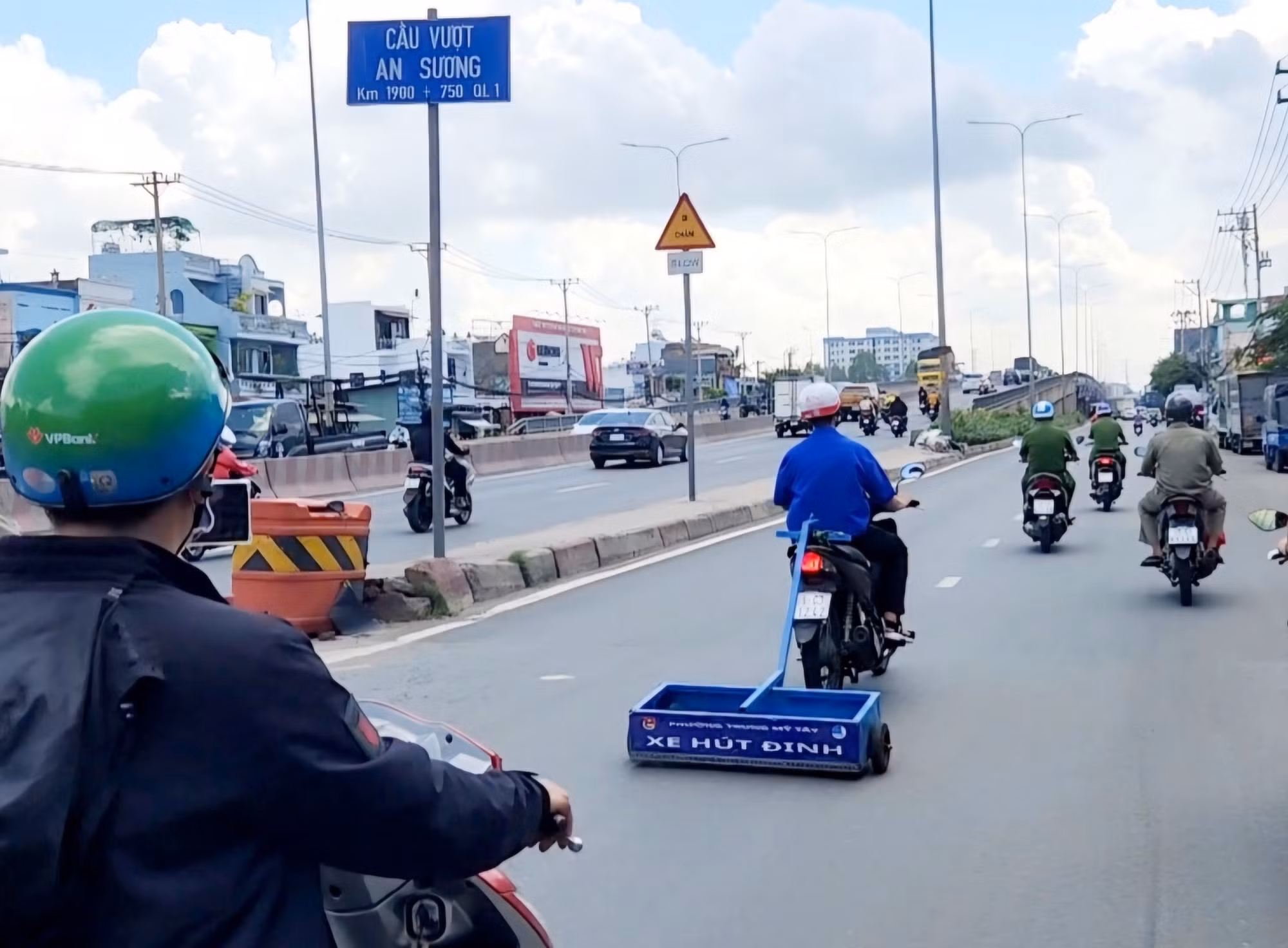 Tái xuất hiện “đinh tặc” trên quốc lộ 1 khiến người đi đường lo lắng -2