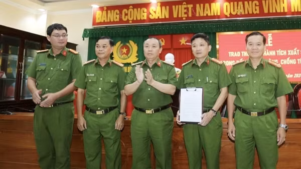 Khen thưởng lực lượng triệt phá chuyên án ma túy lớn tại Bình Định