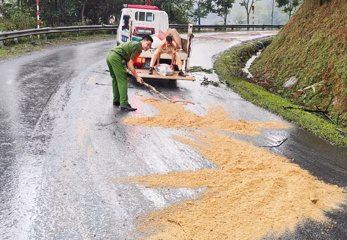 CSGT Công an huyện Bắc Hà xử lý vết dầu loang trên đường giúp dân đi lại an toàn -2