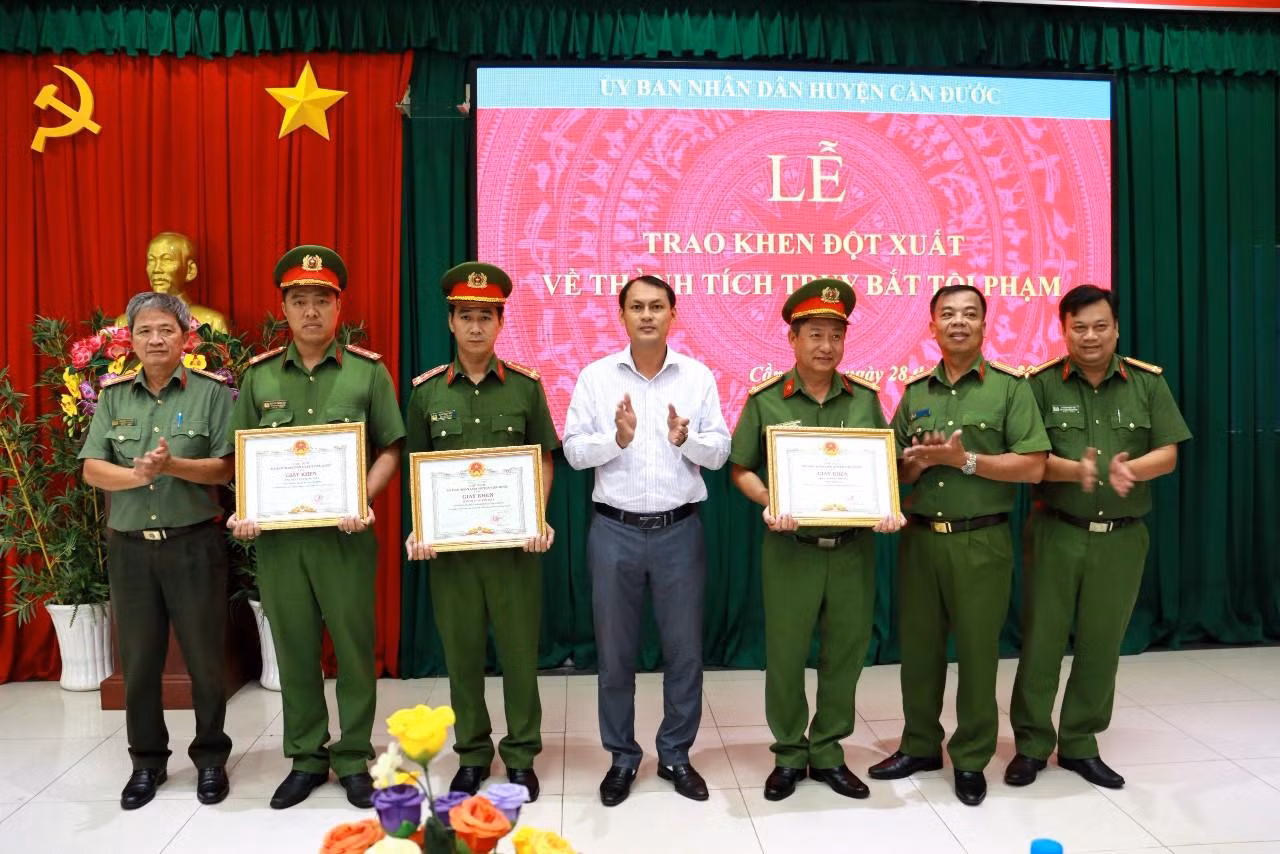 Chưa kịp đeo lắc vàng thì phải đeo... 