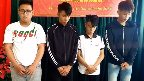 Chặn đánh bạn học tử vong, 4 đối tượng tuổi 17 bị bắt về tội giết người