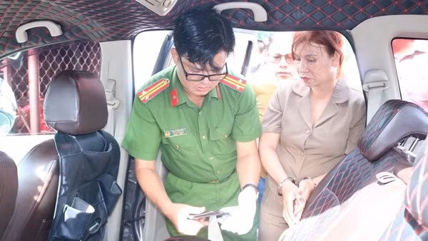 Quý bà ém “hàng trắng” trong túi xách