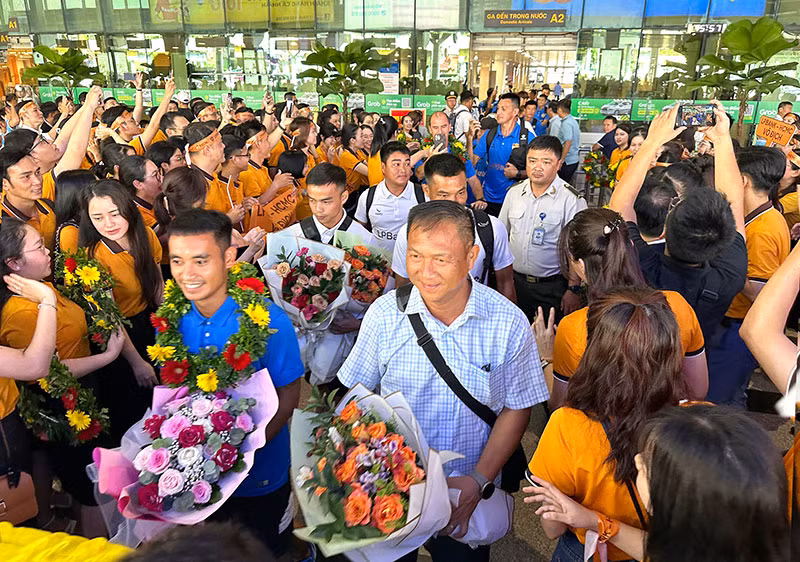 Cổ động viên vui mừng chào đón Câu lạc bộ bóng đá LPBank - HCMC trở về -0