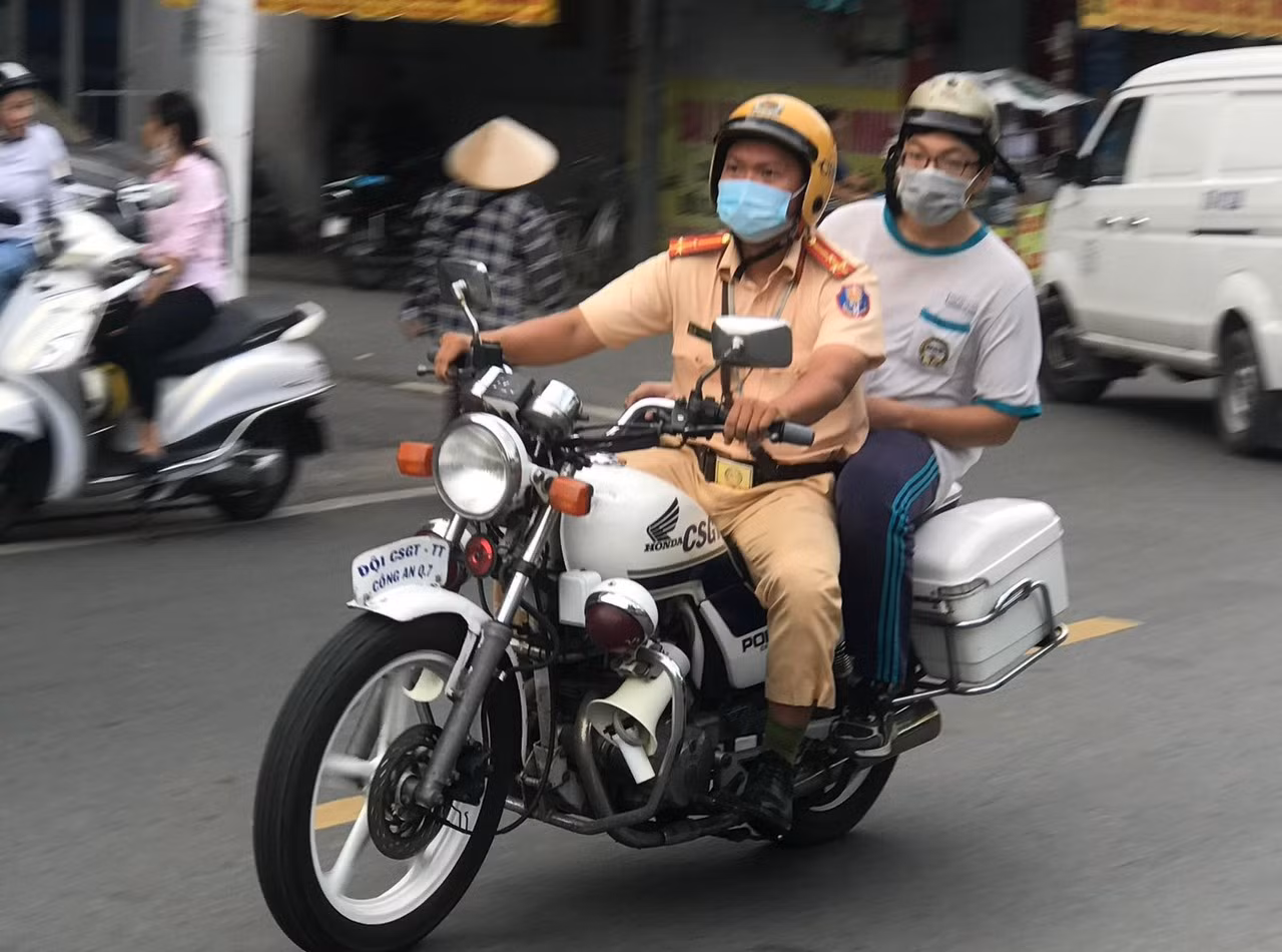 Nhiều thí sinh được lực lượng Công an hỗ trợ đưa tới điểm thi kịp thời -0