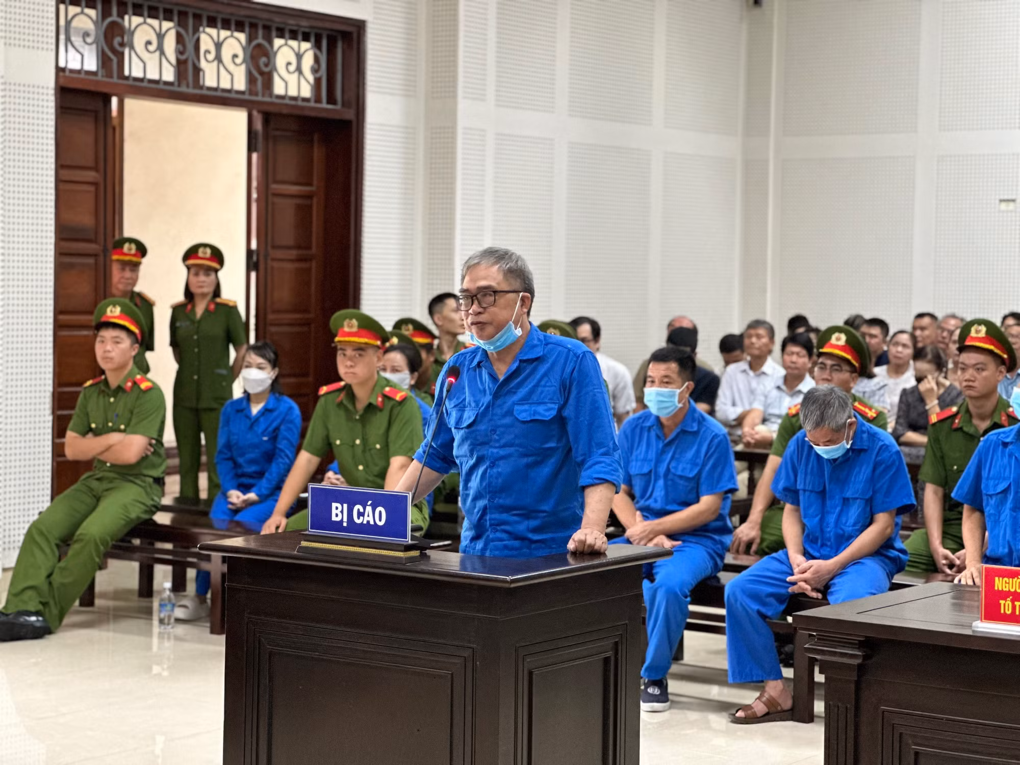 Bị cáo Đỗ Hữu Ca được giảm 3 năm tù -0